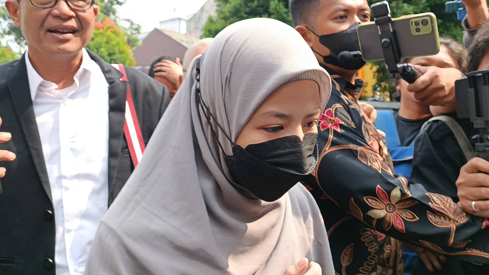 Desta Akan Laporkan Sejumlah Akun yang Fitnah Dirinya Selingkuh Dengan Gege Elisa