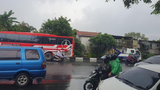 Detik detik Emak emak Lawan Arah di Flyover Cibinong Bogor
