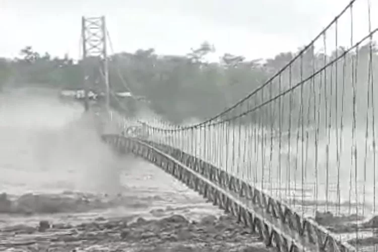 Detik detik Jembatan Gantung Senilai Rp 9 Miliar Kaliregoyo Lumajang Hancur di Terjang Banjir Bandang Semeru