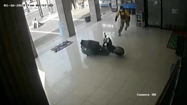 Detik detik Motor Vespa Nyelonong ke dalam Masjid di Malang