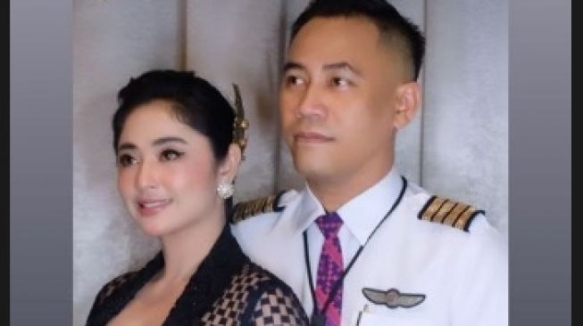 Dewi Perssik Tanggapi Reaksi Netizen soal Gaji Calon Suaminya yang Pilot