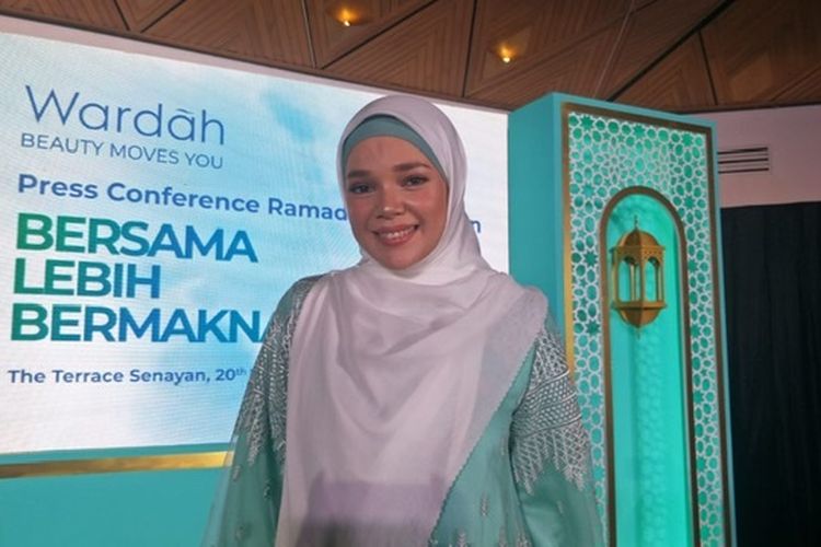 Dewi Sandra Tutup Kolom Komentar Usai Diserang Warganet yang Salah Sasaran