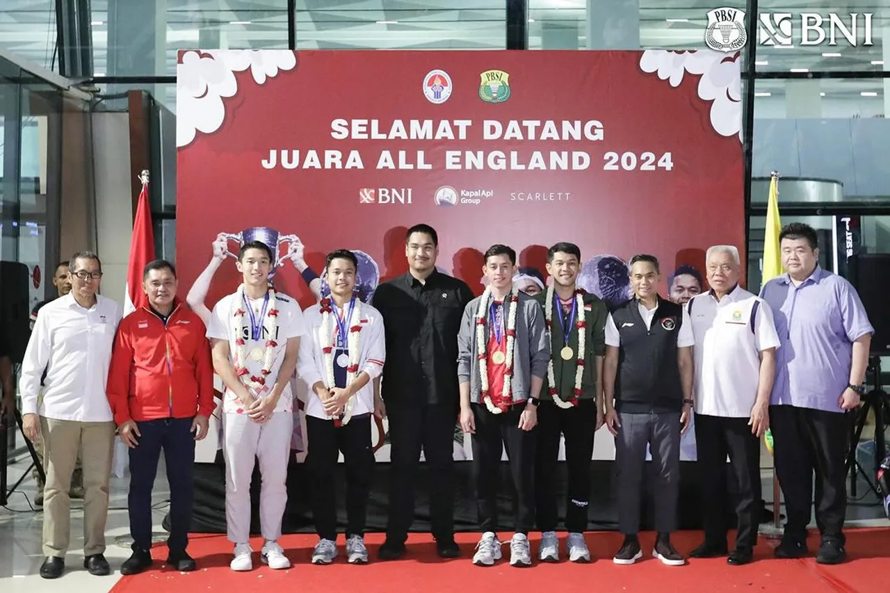 Dianggap Ogah Minggir Waktu Berfoto dengan Juara All England, Menpora Dikecam Netizen