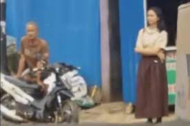 Diduga Anak Gengsi Tolak Dijemput Ayahnya Karena Pakai Motor Lama