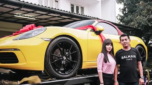 Dinar Candy Dibelikan Mobil Mewah oleh Ko Apex, Rekan Artis: Orang Kaya Mah Bebas