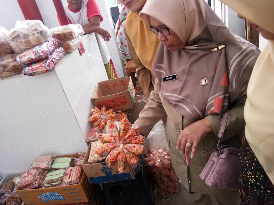 Ditemukan Makanan Mengandung Pewarna Pakaian, BPOM dan DPR RI Edukasi Warga Cepu