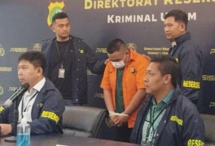 Ditetapkan Tersangka, Sopir Fortuner Plat Polisi Palsu Pakai Baju Tahanan dan Tertunduk