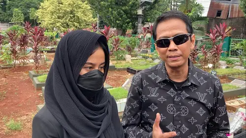 Doddy Sudrajat Bela Fuji Saat Dituding Sengaja Singkirkan Bunga Bunganya Dari Makam Vanessa Angel