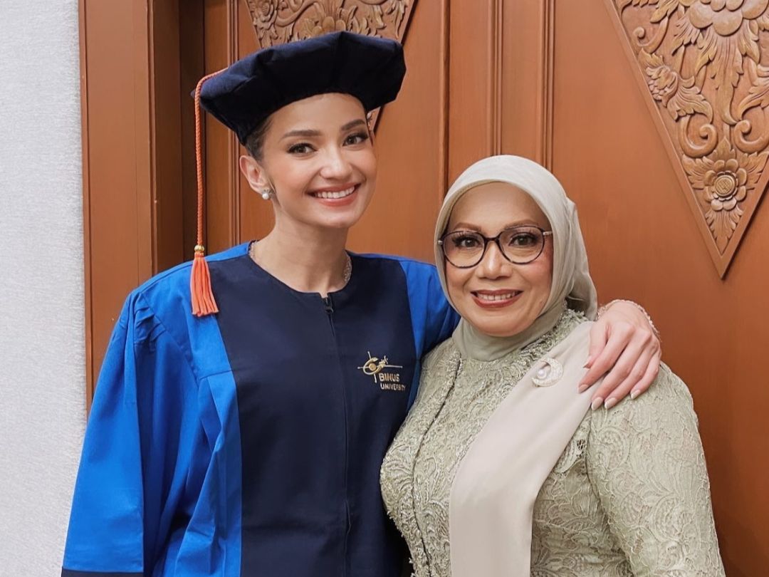 Dosen Tak Kenali Enzy Storia Saat Diwisuda: Ini Artis Apa ya