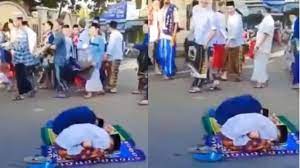 Dua Pria Ketiduran di Tengah Jalan saat Salat Id, Sampai Bubar Tak Kunjung Bangun