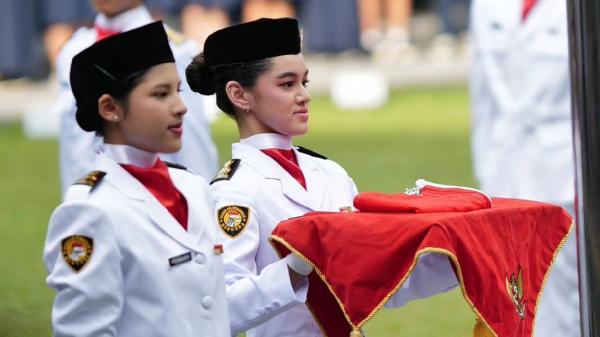 Dua Putri Cantik Rionaldo Stokhorst Kibarkan Bendera Merah Putih di HUT RI ke 79