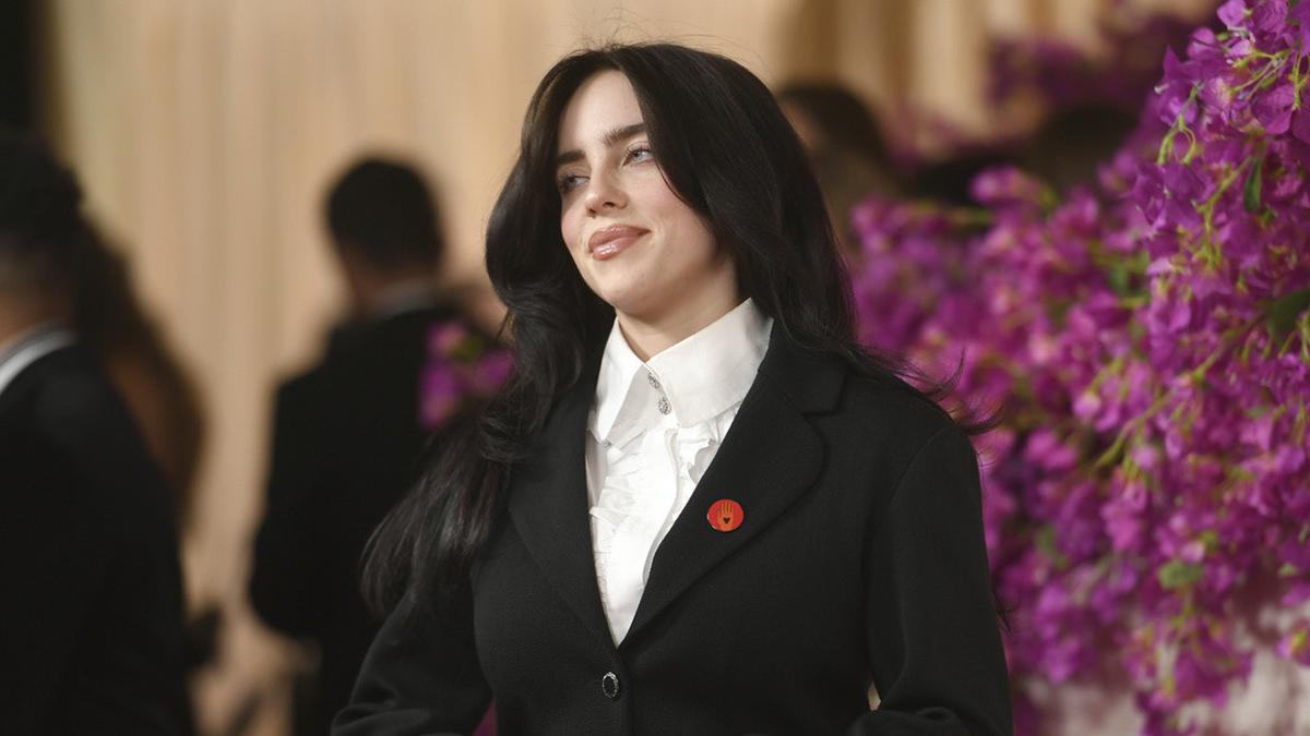 Dukung Palestina, Billie Eilish Pakai Pin Ceasefire di Piala Oscar 2024