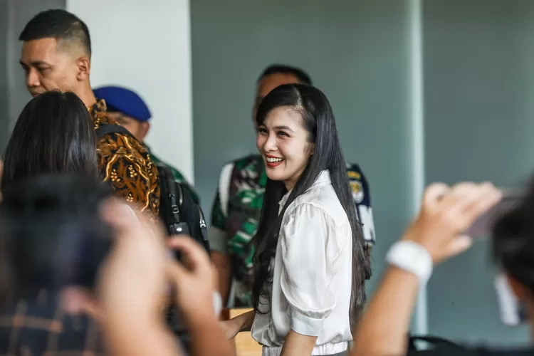 Ekspresi Sandra Dewi saat Diperiksa Kejagung Jadi Sorotan, Netizen: Kayak Ngeledek 