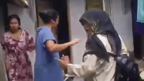 Emak emak Gresik Ditagih Hutang Malah Lempar Mangkok