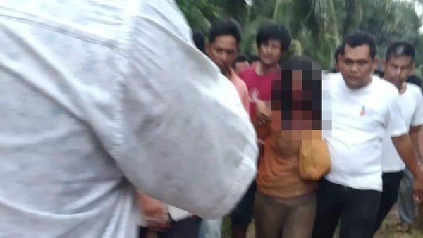 Emak Emak Yang Bunuh Tetangga Di Madina Babak Belur Dihajar Warga