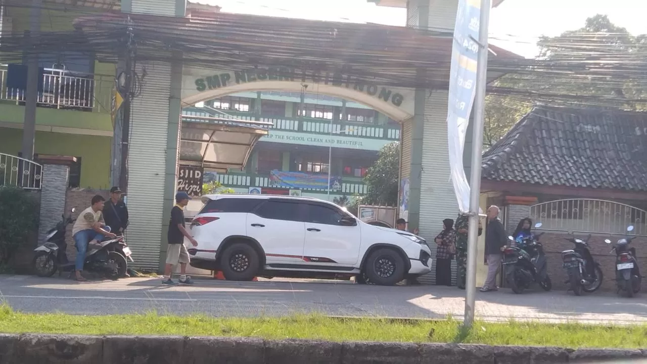 Gegara Anaknya Tak Diterima di SMPN 1 Cibinong, Anggota Ormas Blokade Gerbang Sekolah Pakai Fortuner