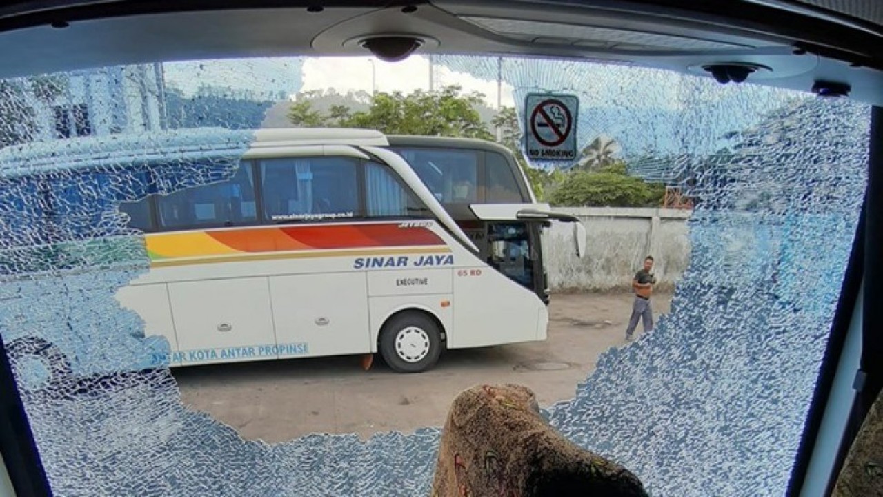 Gegara Konten di TikTok, ABG Lempari Bus di Jalan Denpasar Gilimanuk