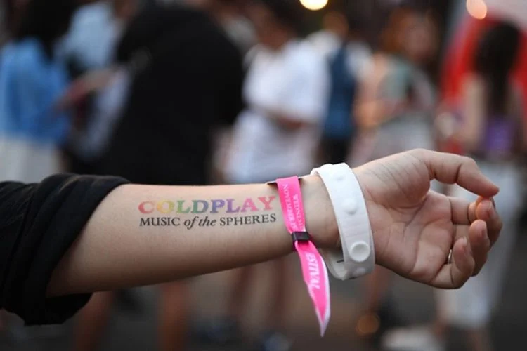 Gelang Coldplay yang Dipakai Penonton Saat Konser Harus Dikembalikan