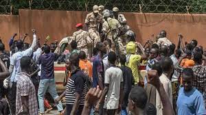 Geruduk Pangkalan Militer Prancis di Niger, Demonstran Sembelih Kambing