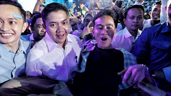 Gibran Rakabuming Girang Digendong Mayor Teddy di Istora Senayan: Mimpi Apa Aku Semalam