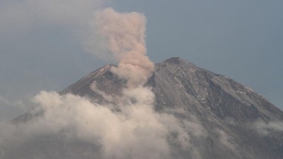 Gunung Semeru Erupsi Dengan Letusan Teramati Hingga 1 Km