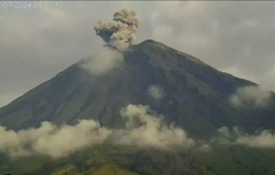 Gunung Semeru Kembali Erupsi Disertai Abu Vulkanik Setinggi 800 Meter