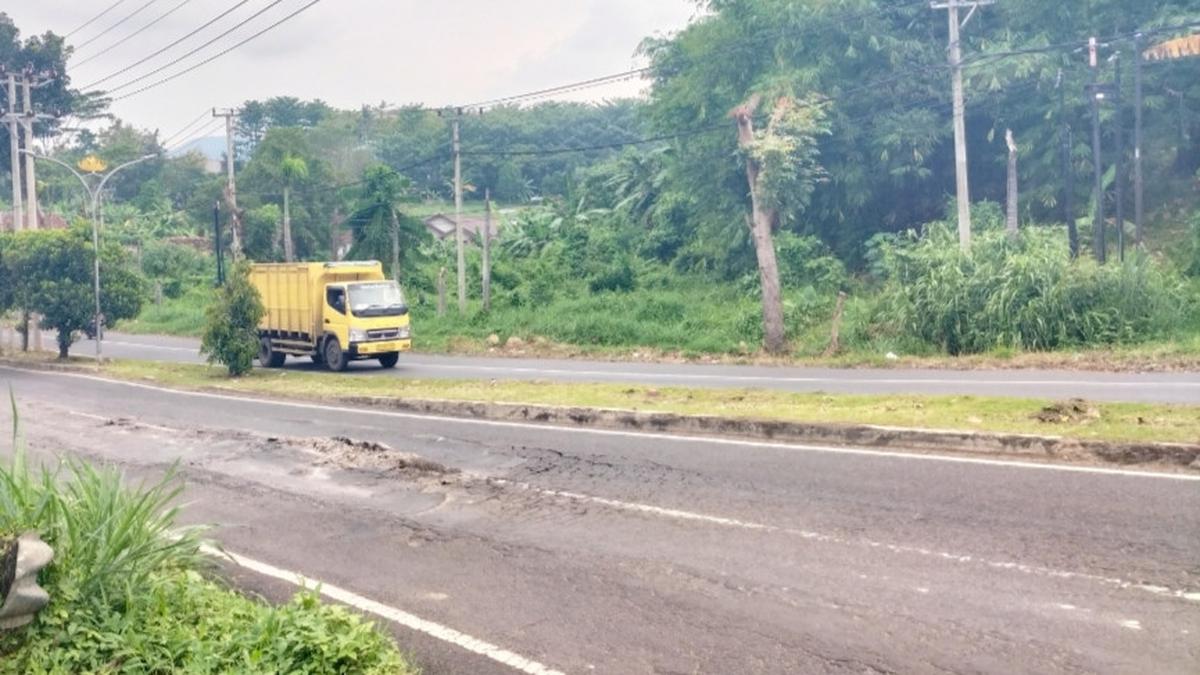 Hanya Diberi Seribu Rupiah Tukang Palak Emosi Lalu Nekat Memukul Truk