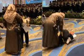 Haru Bocah Ini Sujud dan Cium Kaki Sang Ibu saat Wisuda