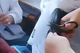 Heboh, Panjang Rambut Melebihi Jilbab, Guru Ini Potong Rambut Siswi