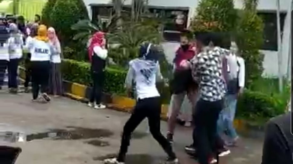 Heboh 100 Karyawan Pabrik di Majalengka Kesurupan, Teriak Pengin Kepala