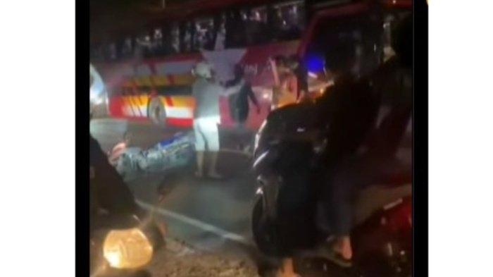 Heboh Cegat Bus Lawan Arah Pengendara Motor Ini Malah Didorong dan Diseret Kendaraan di Lamongan