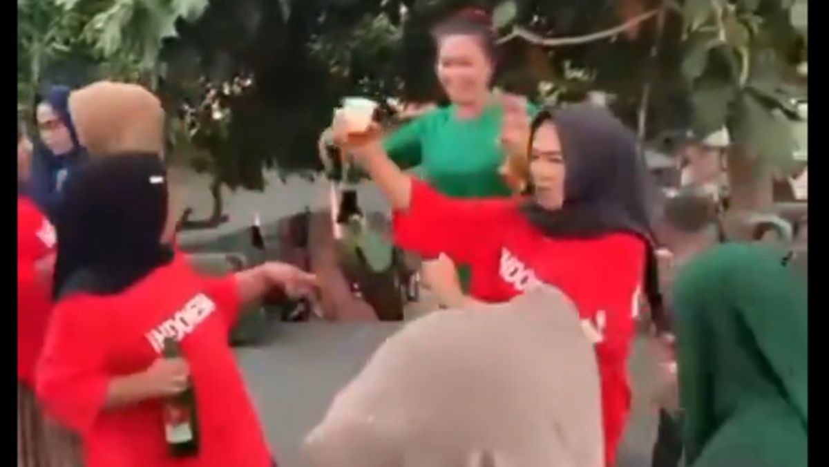 Heboh Ibu ibu Joget dan Tenggak Miras Jadi Tontonan Anak anak