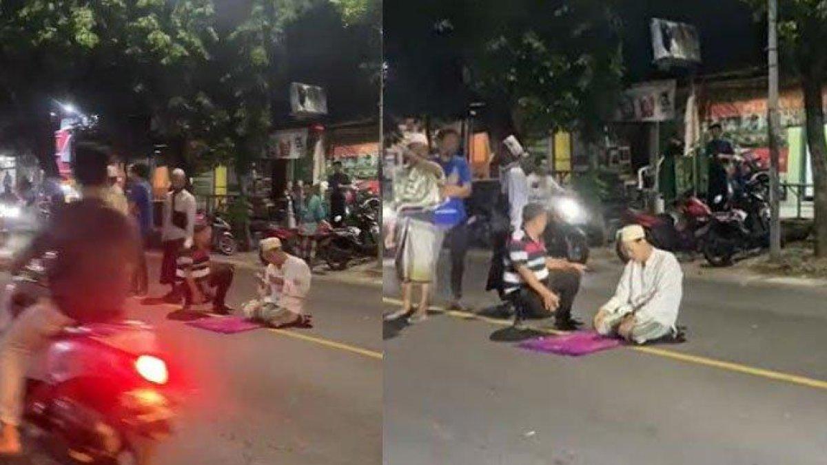 Heboh Pria Salat di Tengah Jalan Raya Gresik