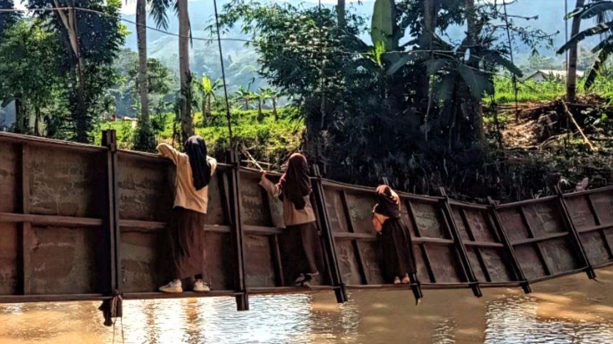 Heboh Siswa Bergelantungan di Jembatan Nyaris Putus di Sukabumi