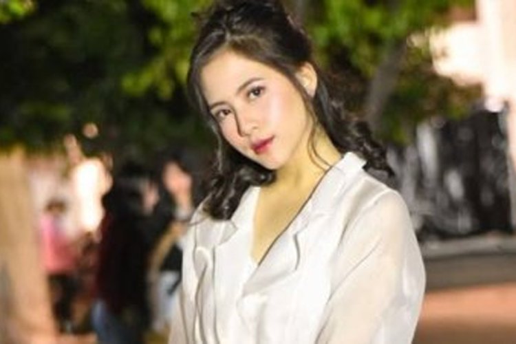 Ibunda Adhisty Zara Diduga Sentil Selebgram Gegara Foto Pelukan Dengan Anaknya Disebar.