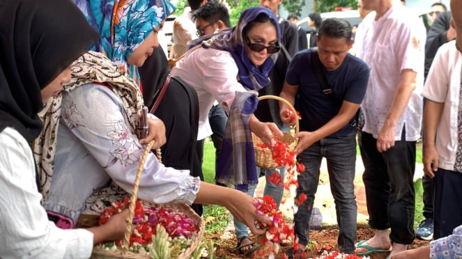 Ibunda Maxime Bouttier Meninggal Dunia, Luna Maya Ikut Mengiringi Jenazah Almarhumah