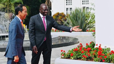 Istana Angkat Bicara Soal Momen Jokowi Salah Berjalan Saat Kunjungi Presiden Kenya yang Viral