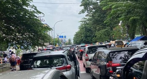 Jalan Depan Sekolah Methodis III Medan Masih Macet gegara Parkir Berlapis