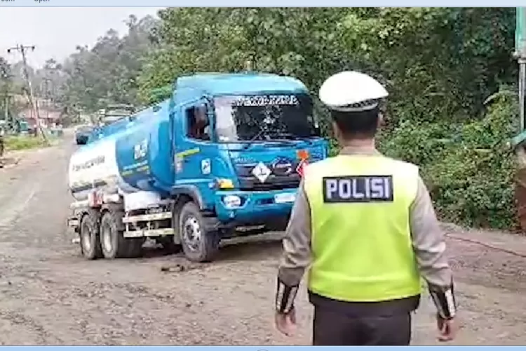 Jalan Rusak di Batu Jomba Picu Puluhan Kendaraan Terbalik saat Melintas