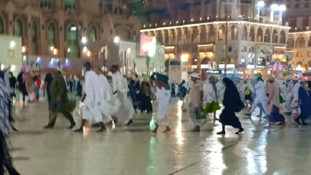 Jamaah Umroh Beribadah di Tengah Hujan Badai dan Petir Menggelegar