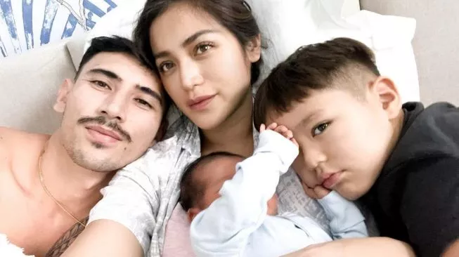 Jessica Iskandar Mohon Doa, Putra Bungsunya Masuk Rumah Sakit Karena Mengidap Penyakit Limfadenitis