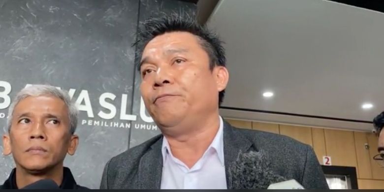 Jokowi Dilaporkan ke Bawaslu, Buntut Viral Pose Dua Jari dari Mobil Kepresidenan
