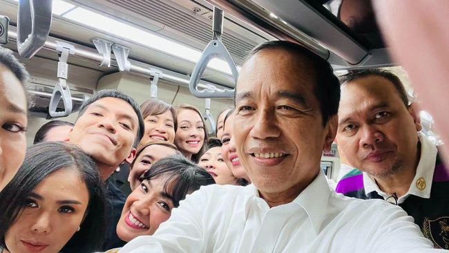 Jokowi Selfie Bareng Para Artis di LRT Ada Cak Lontong hingga Yuni Shara