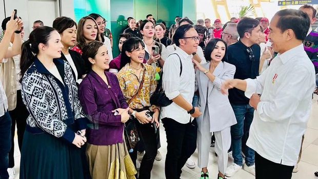 Jokowi Selfie Bareng Para Artis di LRT Ada Cak Lontong hingga Yuni Shara