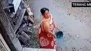 Jorok! Wanita Ini Siram Kencing Tinja Ke Rumah Tetangga, Bikin Tak Betah