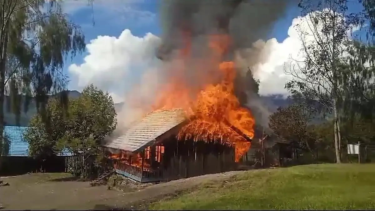 KKB BAKAR GEDUNG SEKOLAH DI PAPUA PEGUNUNGAN, RATUSAN SISWA TAK BISA BELAJAR