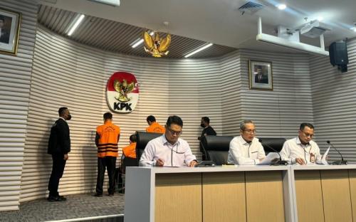 KPK Tahan Tiga Tersangka Korupsi Pengadaan Lahan PTPN XI