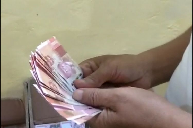 Kades di Grobogan Viral Pamer Uang Berkardus kardus, Mengaku Hilang Saat Ditinggal Kencing