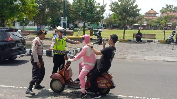 Kala Kesatria Baja Hitam hingga Power Ranger Pink Diciduk Polisi