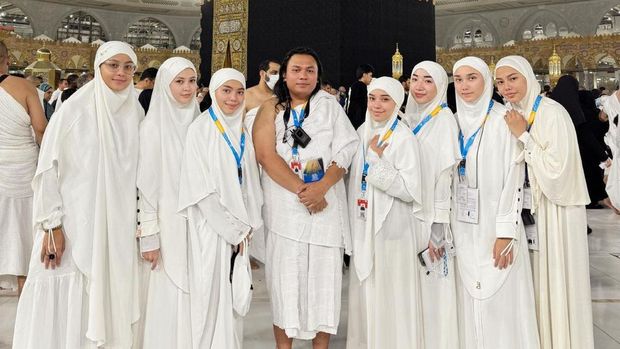 Keanu Angelo Mengenakan Busana Sesuai Syariat saat Ibadah Umrah, Wanda Hara Kembali Menjadi Sorotan